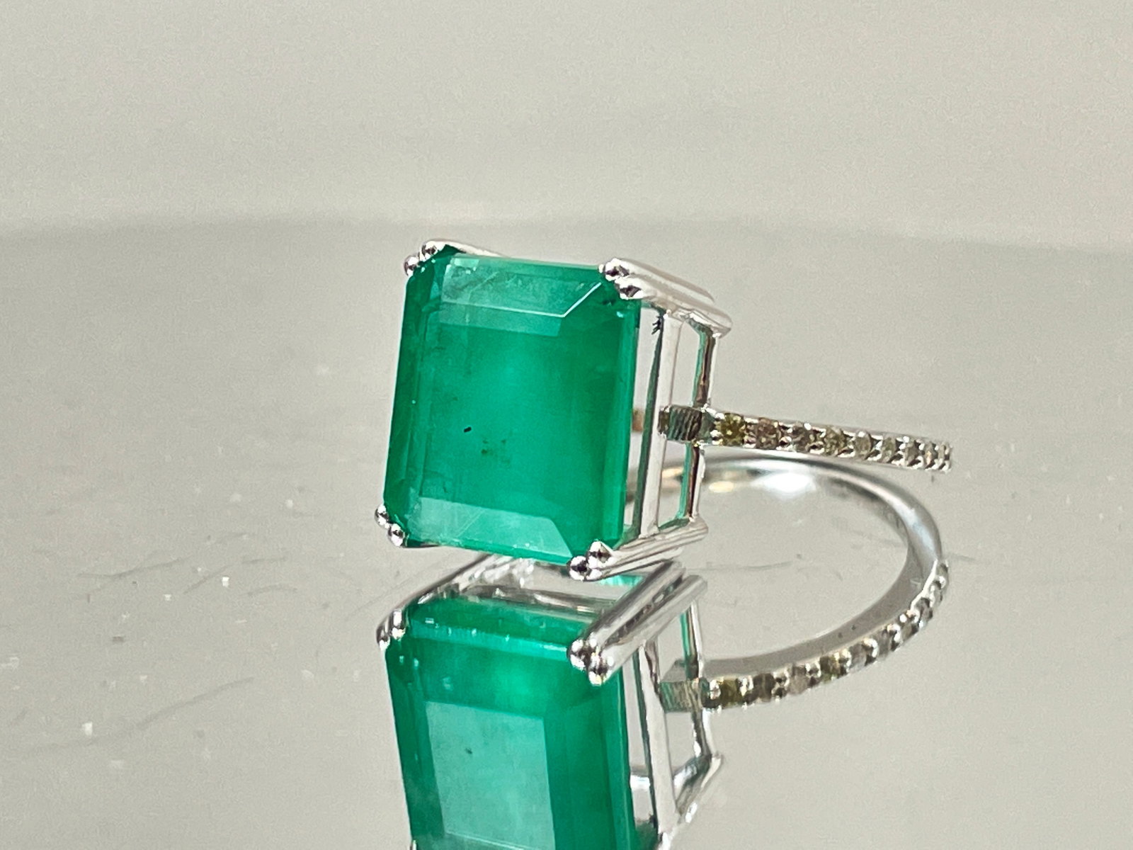 Beautiful 7.19CT Natural Emerald With Natural Diamonds & 18k White Gold - 3