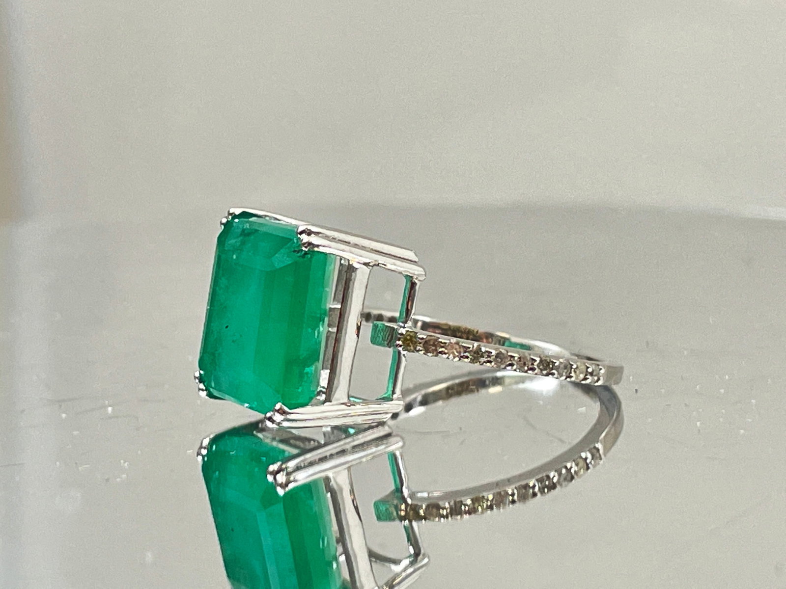 Beautiful 7.19CT Natural Emerald With Natural Diamonds & 18k White Gold - 4