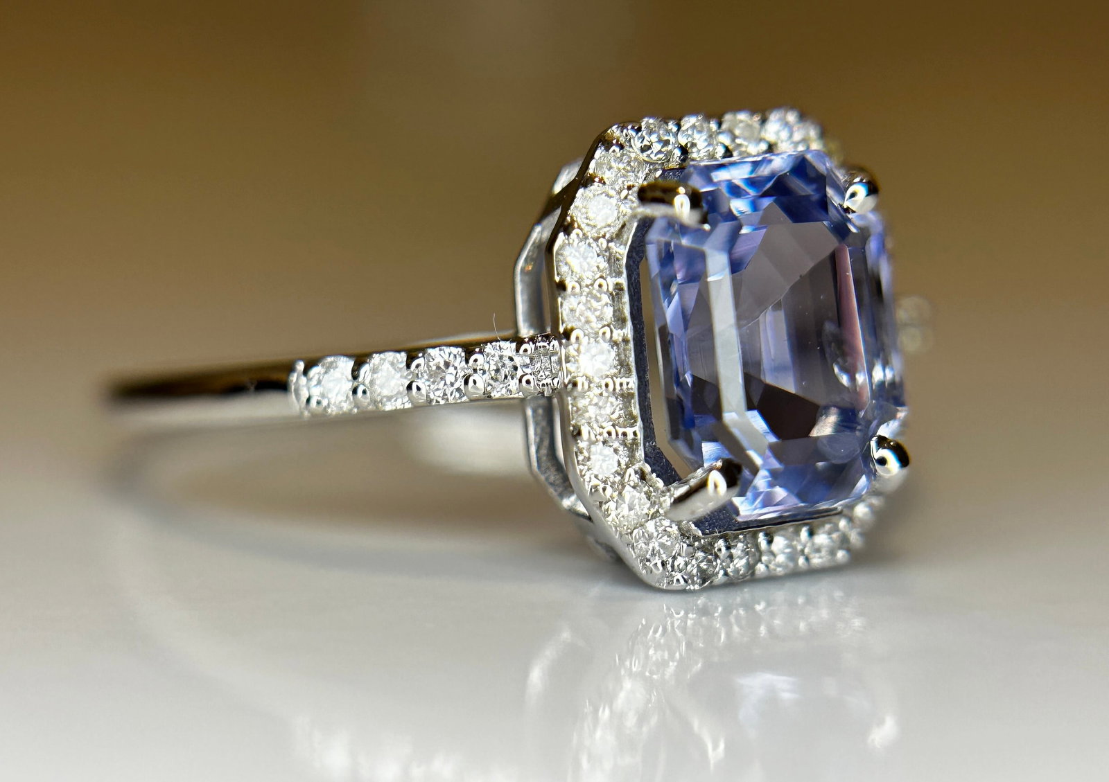 Beautiful 1.75 CT Unheated Ceylon Cornflour Blue Sapphire Diamonds & 18k Gold - 10