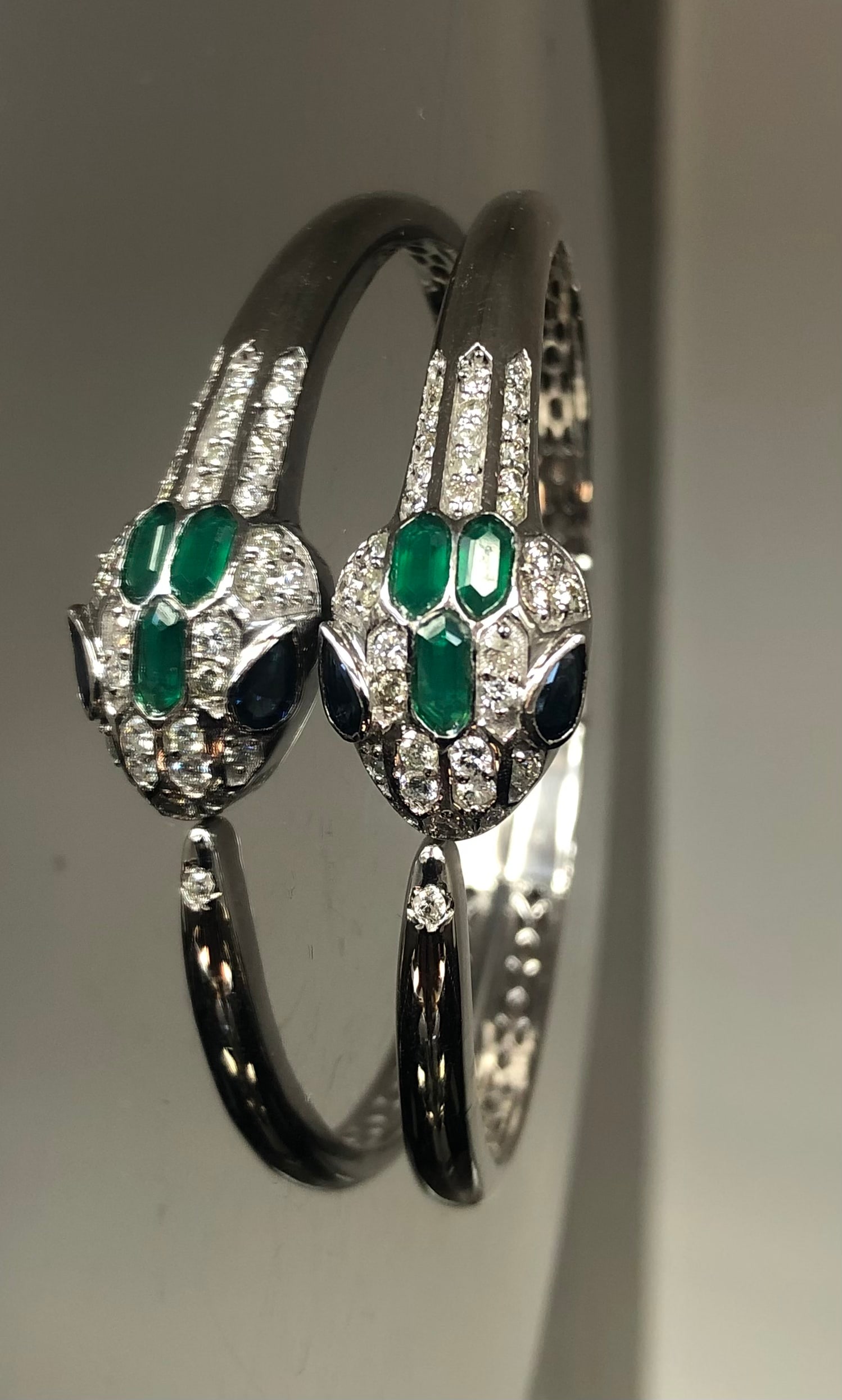 Beautiful Natural Diamond, Blue Sapphire and Green Onyx Snake Bracelet With 18k White Gold - 4