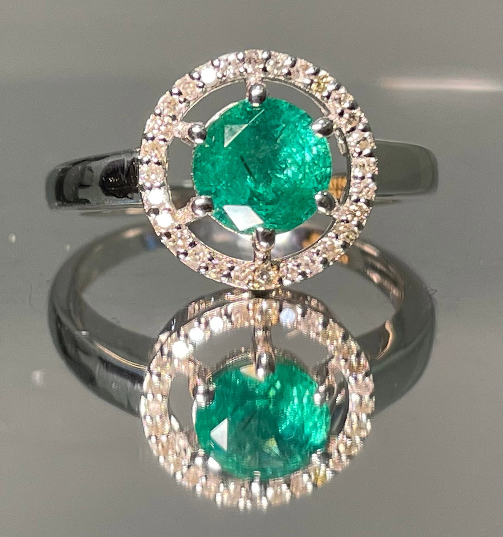 Beautiful Natural Emerald Ring With Natural Diamonds and 18k Gold - 2