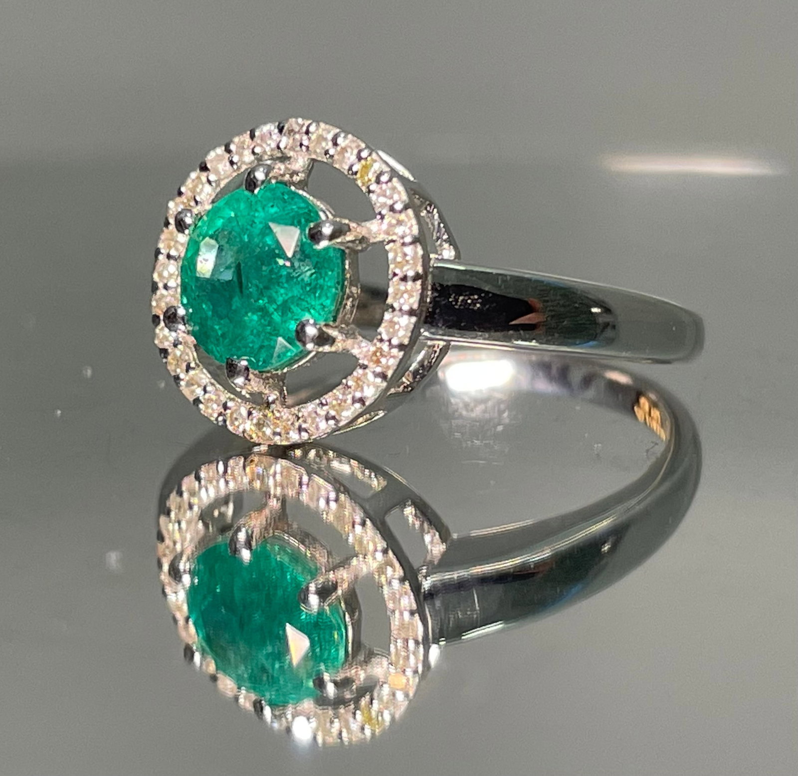 Beautiful Natural Emerald Ring With Natural Diamonds and 18k Gold - 3