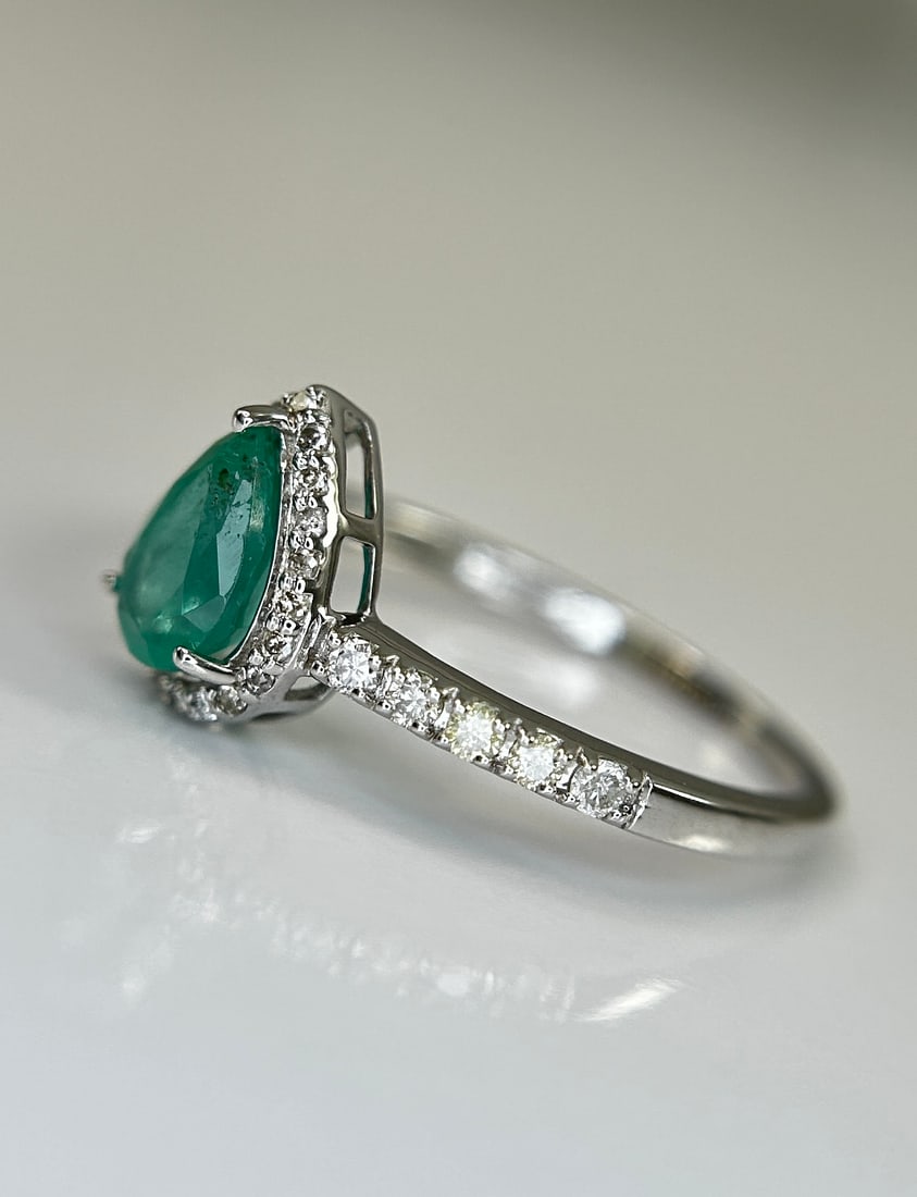 Beautiful Natural Emerald 0.68 CT With Natural Diamonds & 18k Gold - 4
