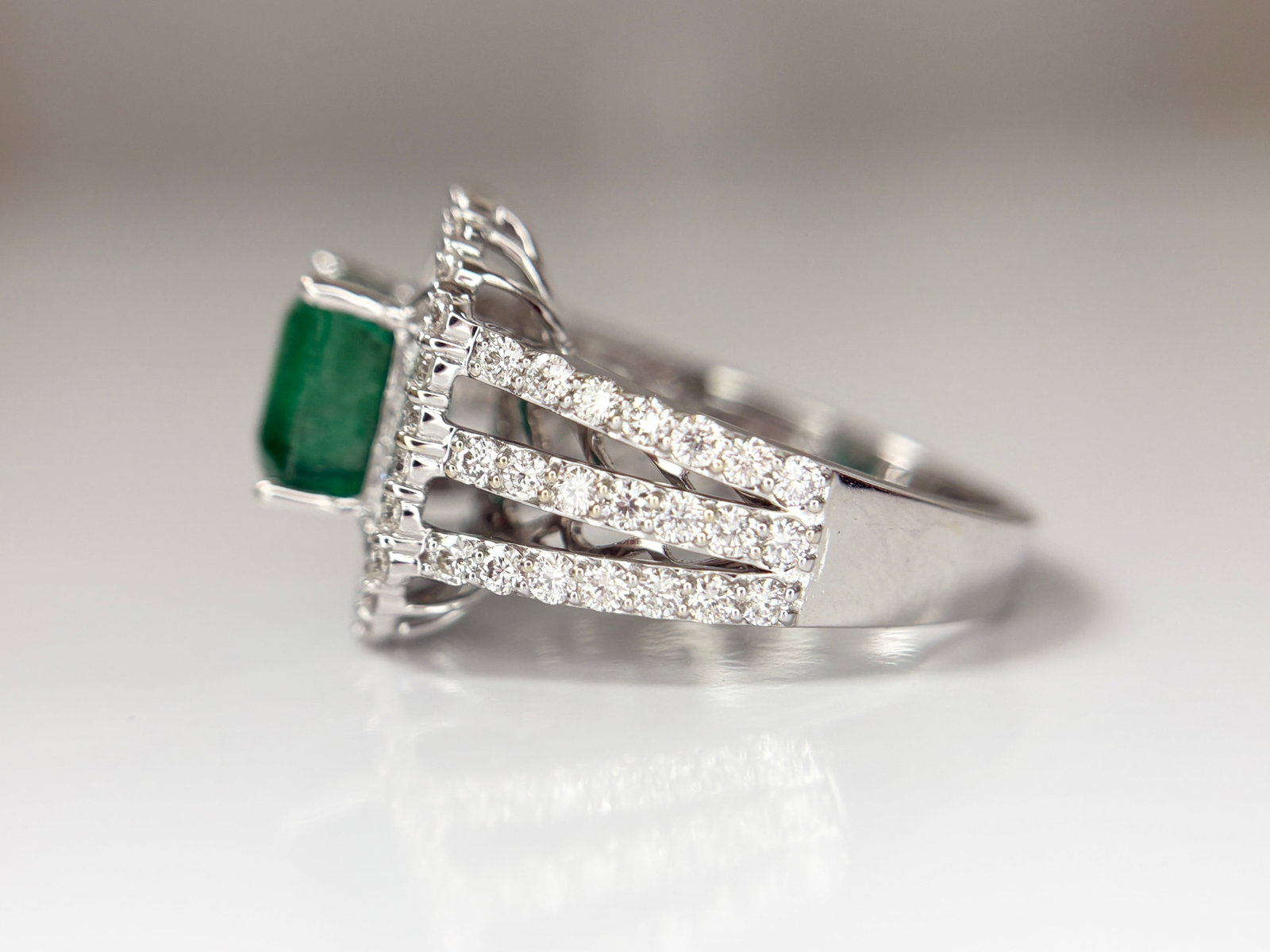 Beautiful 3.01 CT Natural Emerald With 1.68 CT Natural Diamonds & 18k Gold - 10
