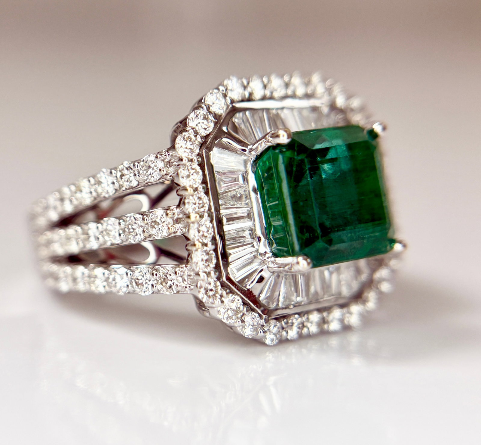 Beautiful 3.01 CT Natural Emerald With 1.68 CT Natural Diamonds & 18k Gold - 12