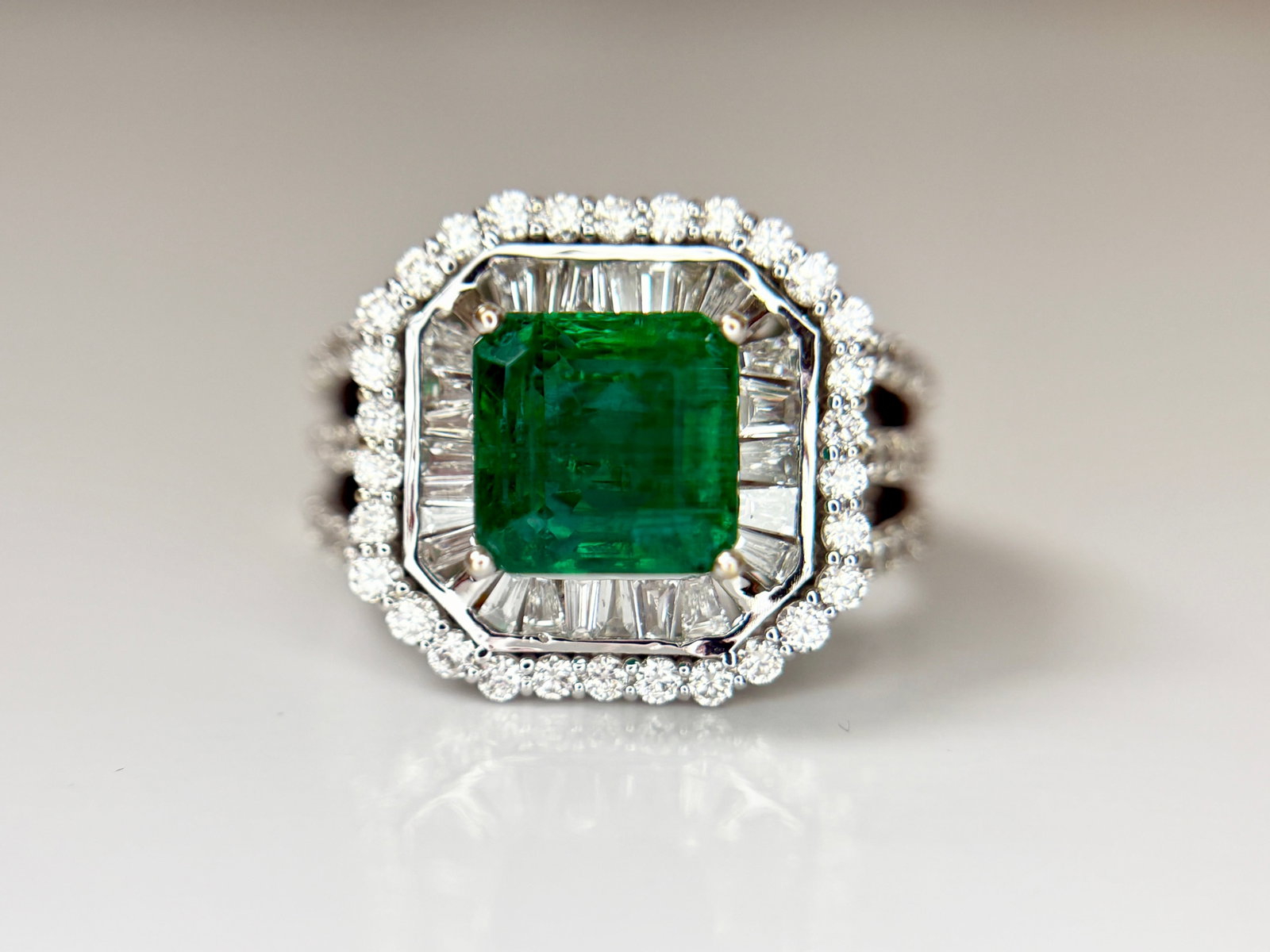 Beautiful 3.01 CT Natural Emerald With 1.68 CT Natural Diamonds & 18k Gold - 2
