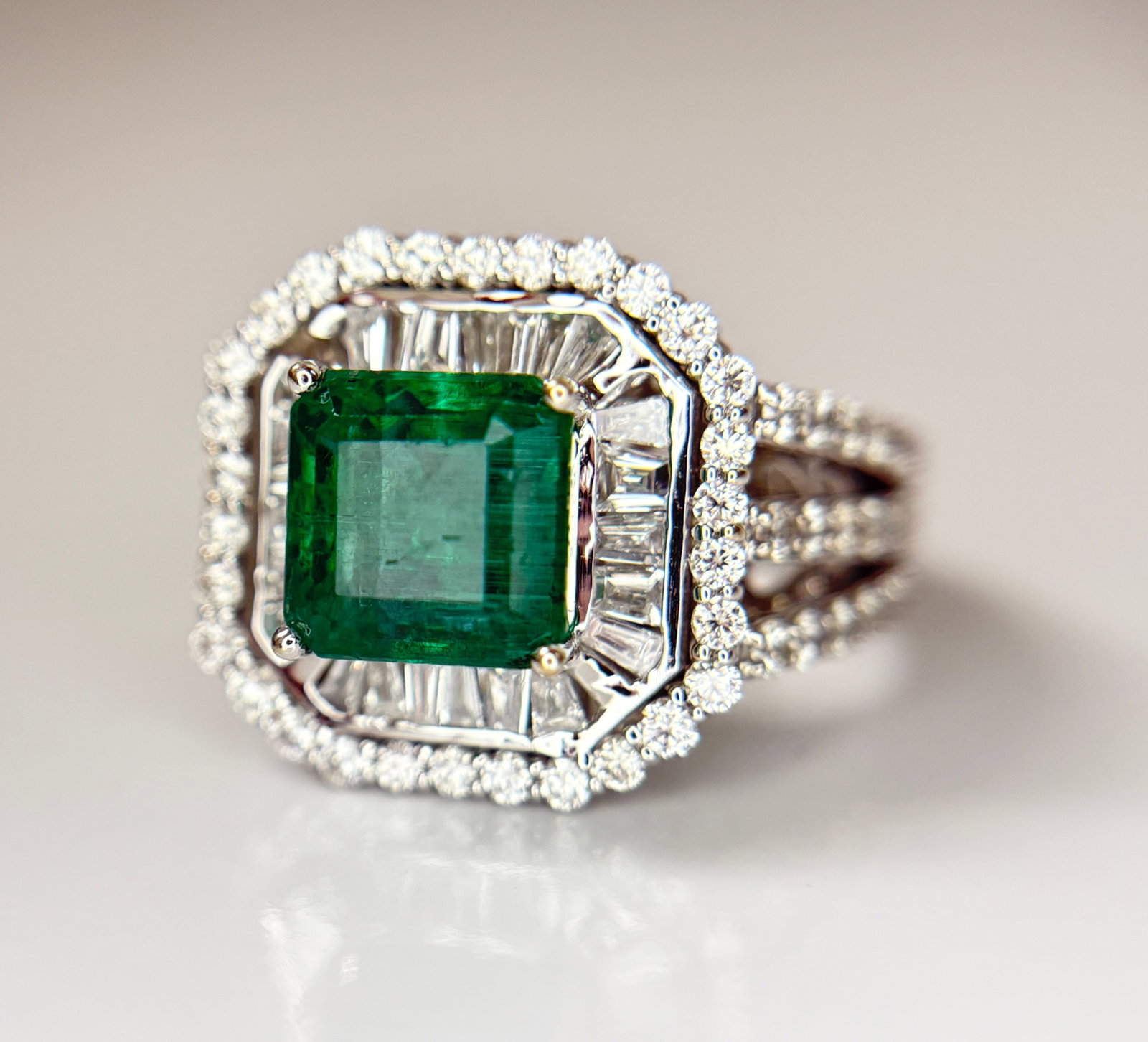 Beautiful 3.01 CT Natural Emerald With 1.68 CT Natural Diamonds & 18k Gold - 4