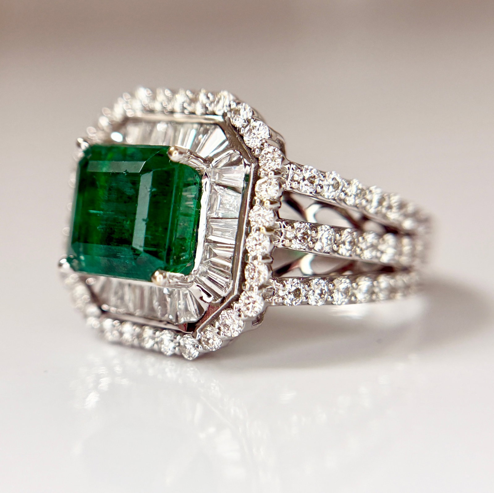Beautiful 3.01 CT Natural Emerald With 1.68 CT Natural Diamonds & 18k Gold - 9
