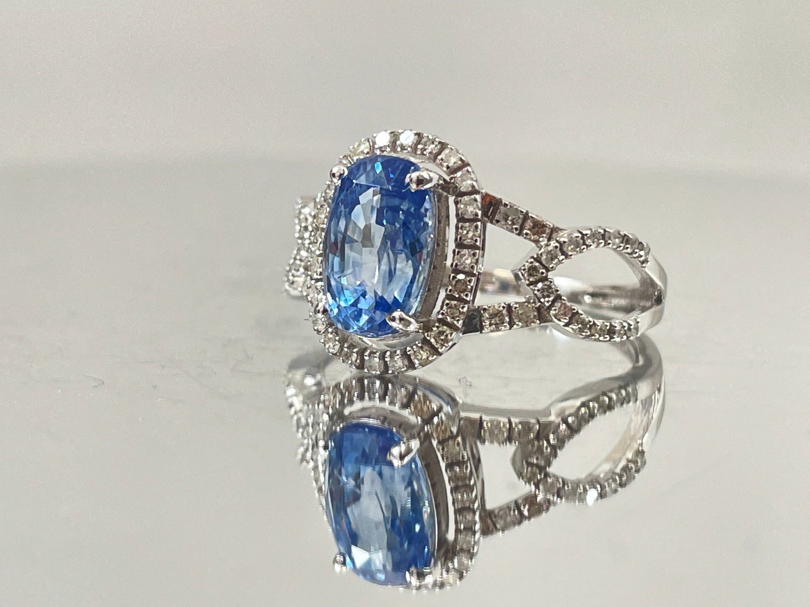 Beautiful 3.16 CT Natural Ceylon Cornflour Blue Sapphire Diamonds & 18k Gold - 2
