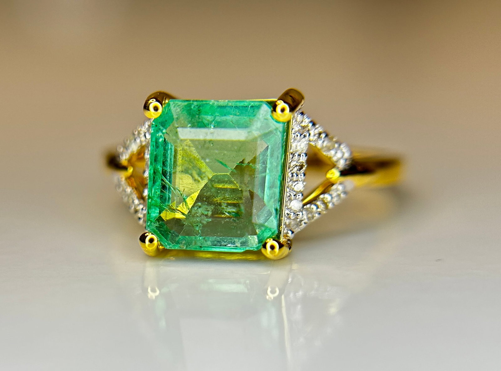 Beautiful Natural Emerald 2.21 CT With Natural Diamonds & 18k Gold - 2