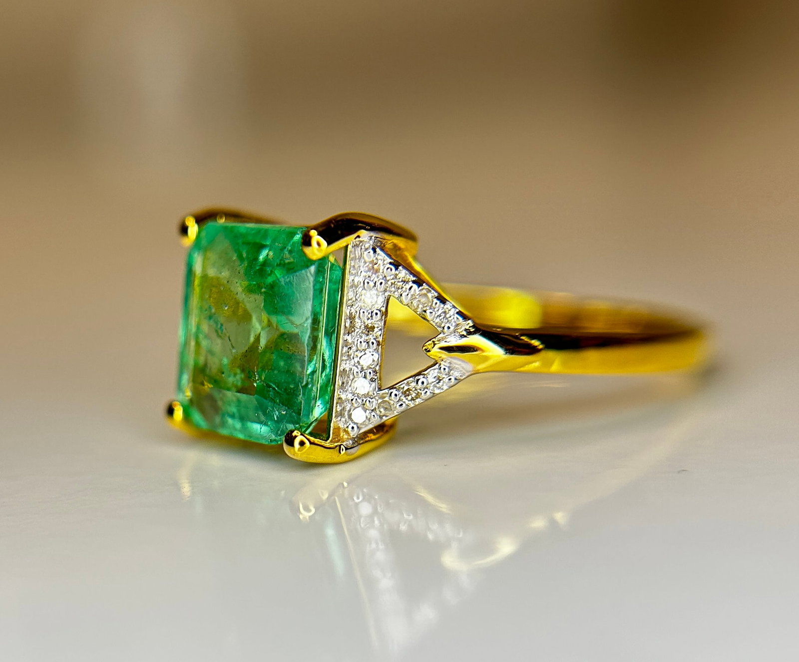 Beautiful Natural Emerald 2.21 CT With Natural Diamonds & 18k Gold - 3
