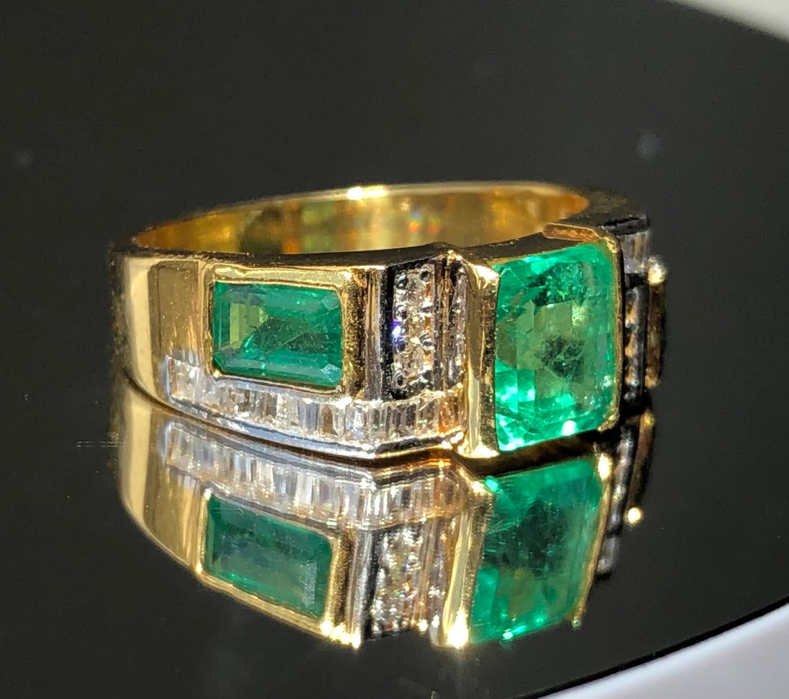 Beautiful 2.80 Carat Natural Emerald Ring With Natural Diamonds and 18k Gold - 3