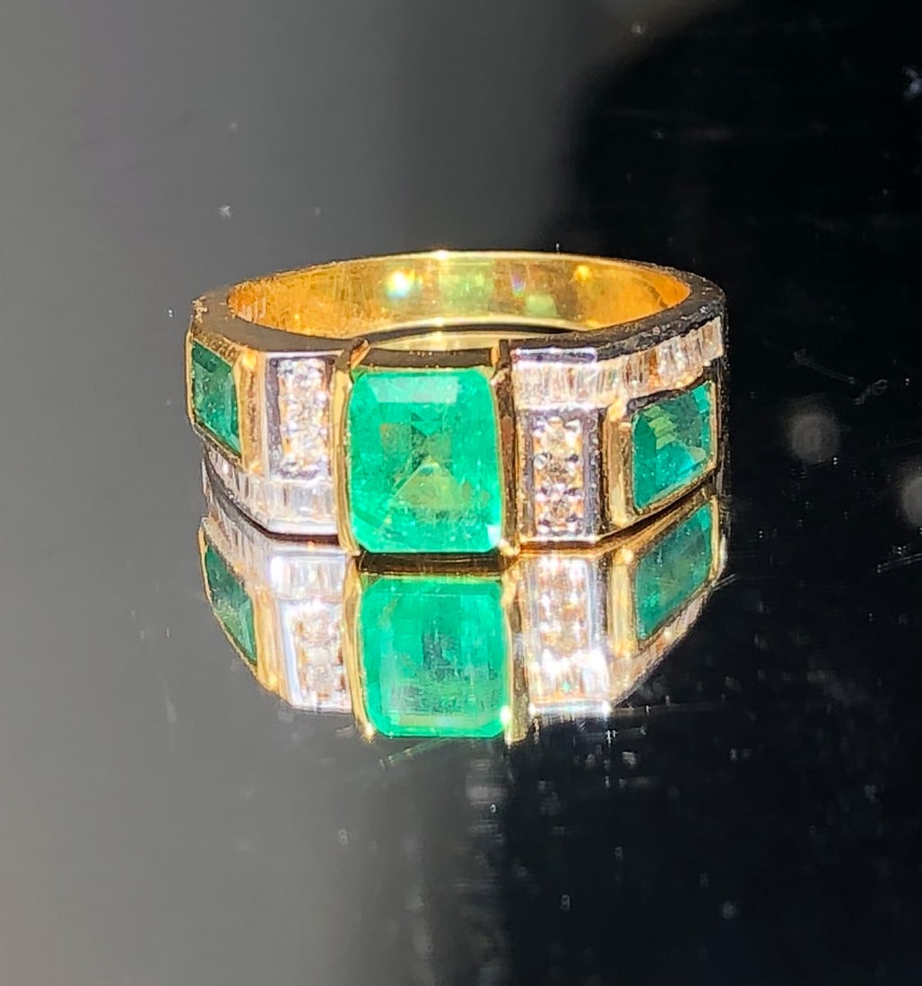Beautiful 2.80 Carat Natural Emerald Ring With Natural Diamonds and 18k Gold - 4