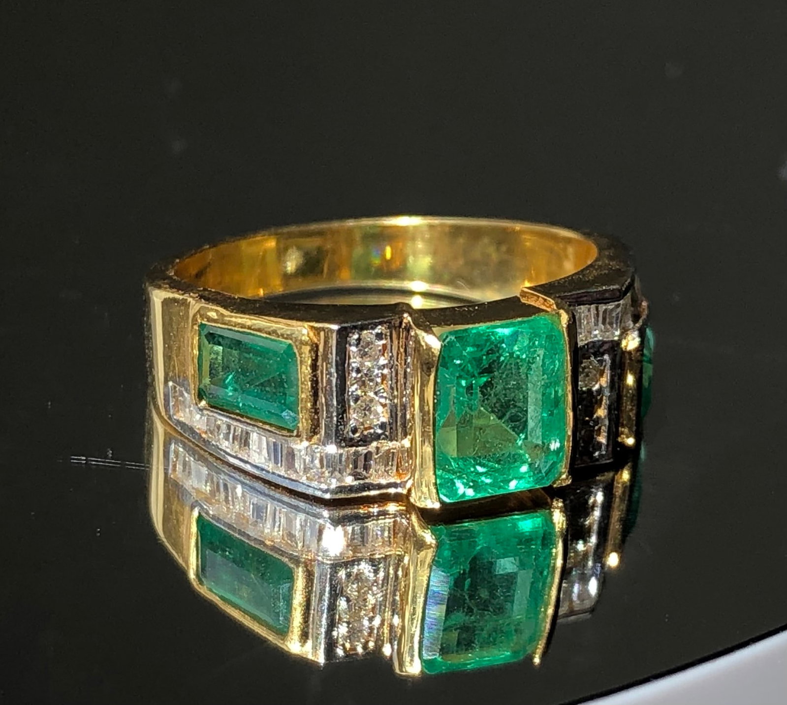 Beautiful 2.80 Carat Natural Emerald Ring With Natural Diamonds and 18k Gold - 5