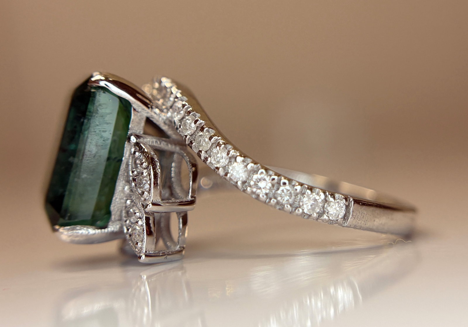 Beautiful 5.45 CT Natural Emerald With Natural Diamonds & 18k Gold - 6