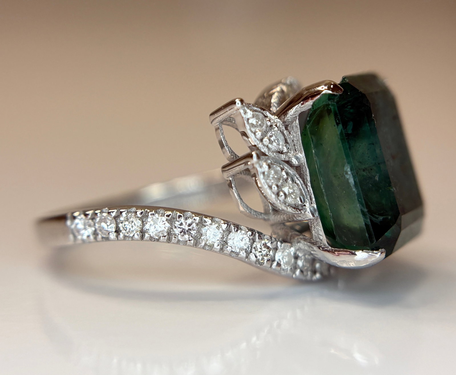 Beautiful 5.45 CT Natural Emerald With Natural Diamonds & 18k Gold - 9