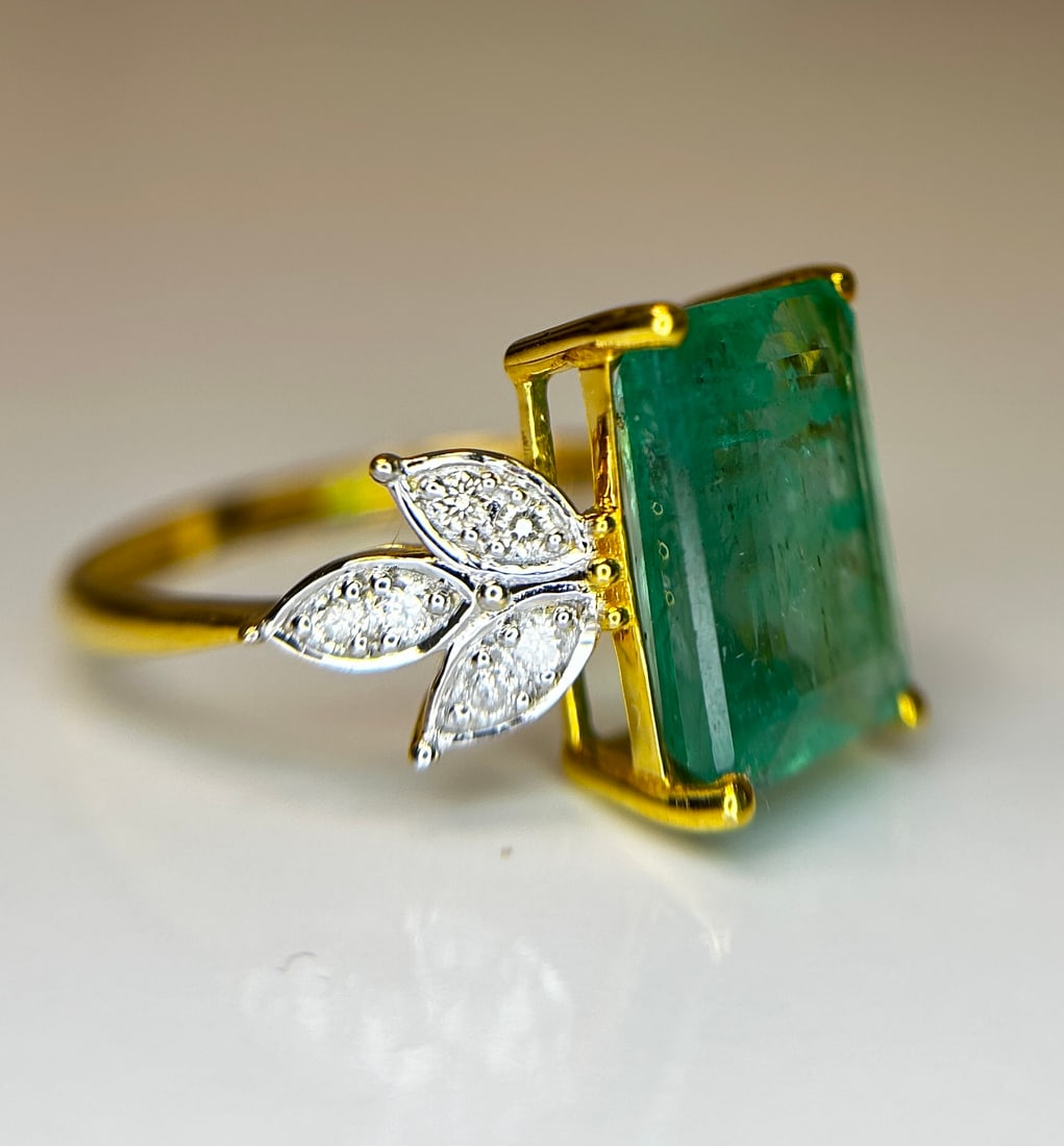 Beautiful Natural Emerald 4.32 CT With Natural Diamonds & 18k Gold - 5