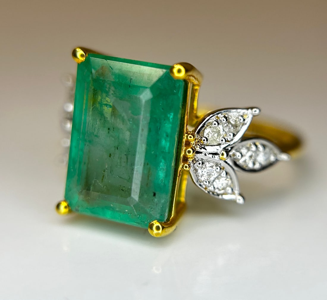 Beautiful Natural Emerald 4.32 CT With Natural Diamonds & 18k Gold - 7