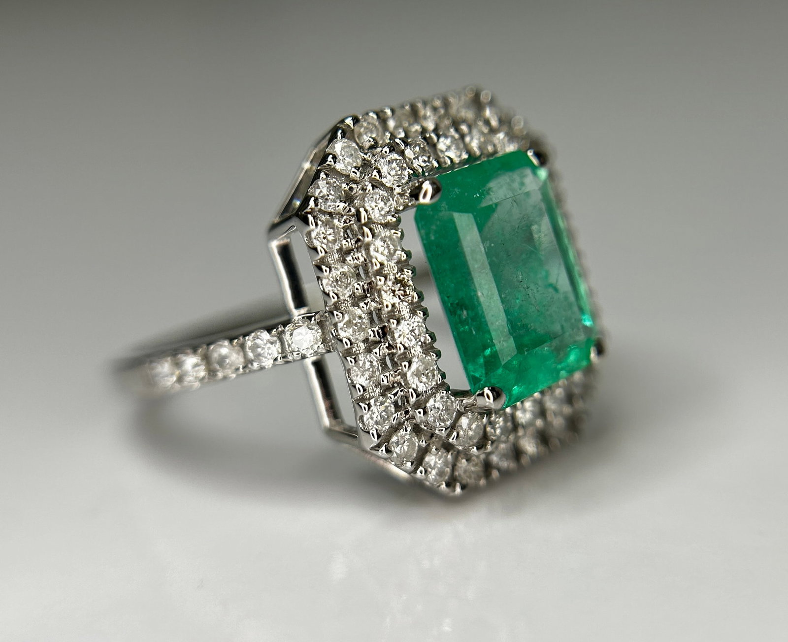 Beautiful Natural Columbian Emerald 2.23 CT With Natural Diamonds & 18k Gold - 10