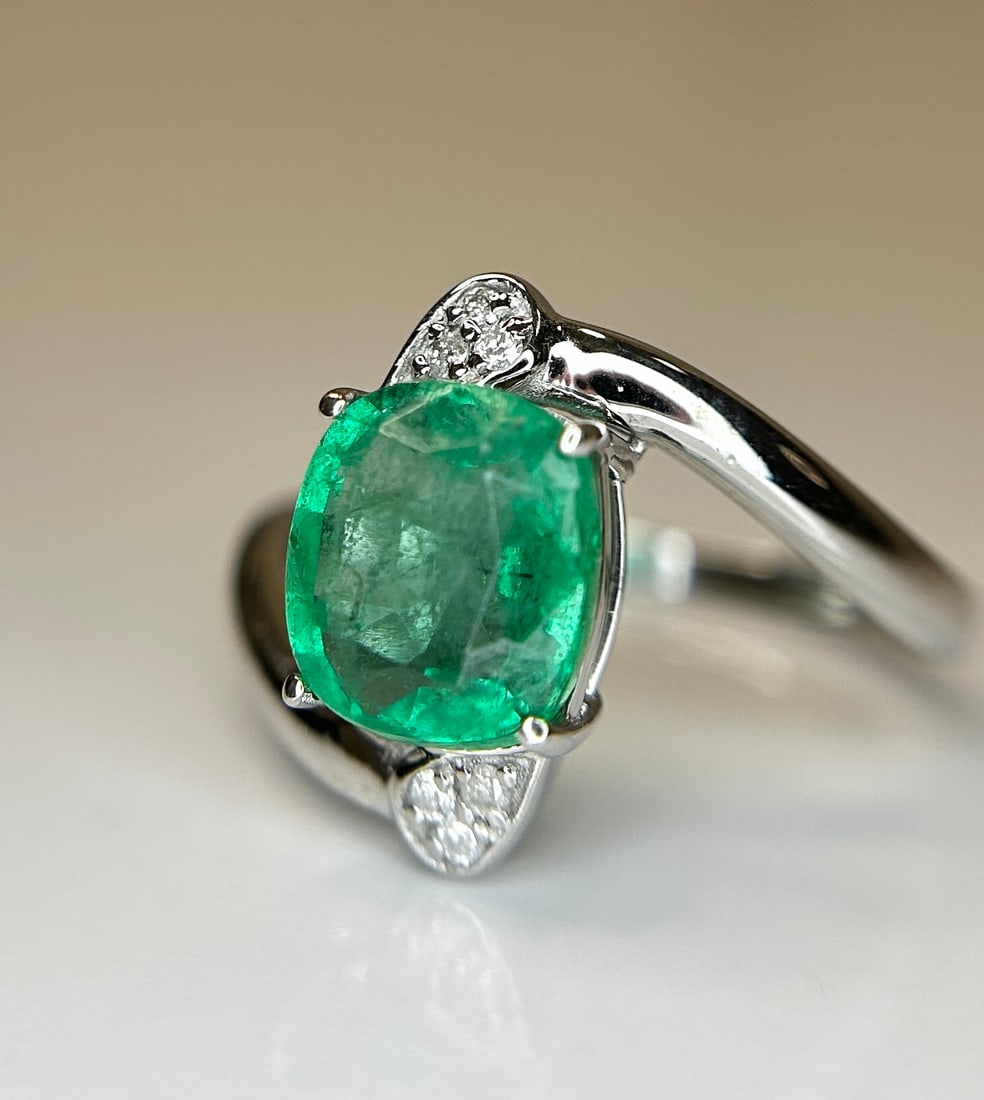 Beautiful Natural Emerald 2.19 Ct With Natural Diamonds & 18k Gold - 8