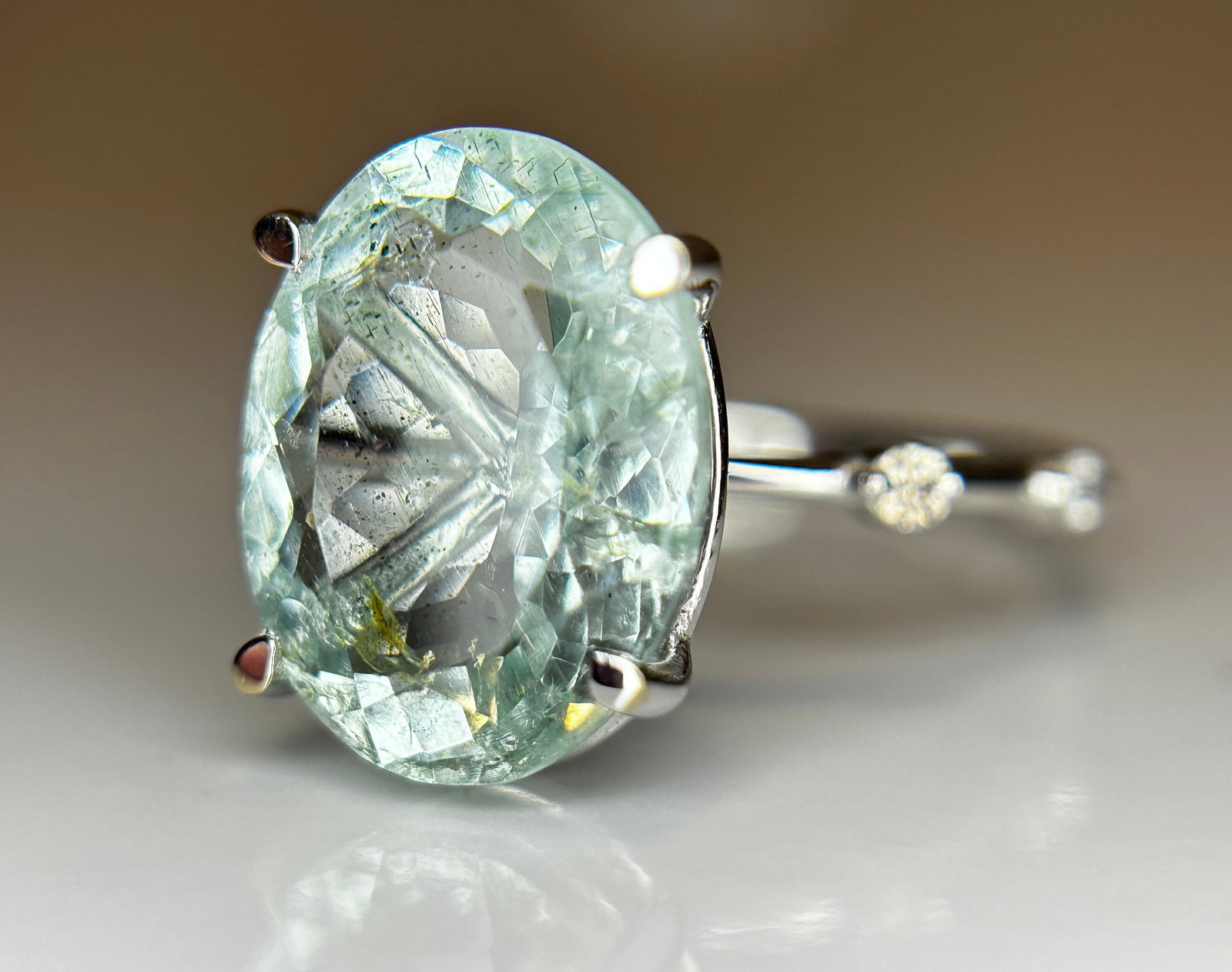 Beautiful 4.70 CT Natural Aquamarine Ring With Natural Diamonds & 18k White Gold - 2