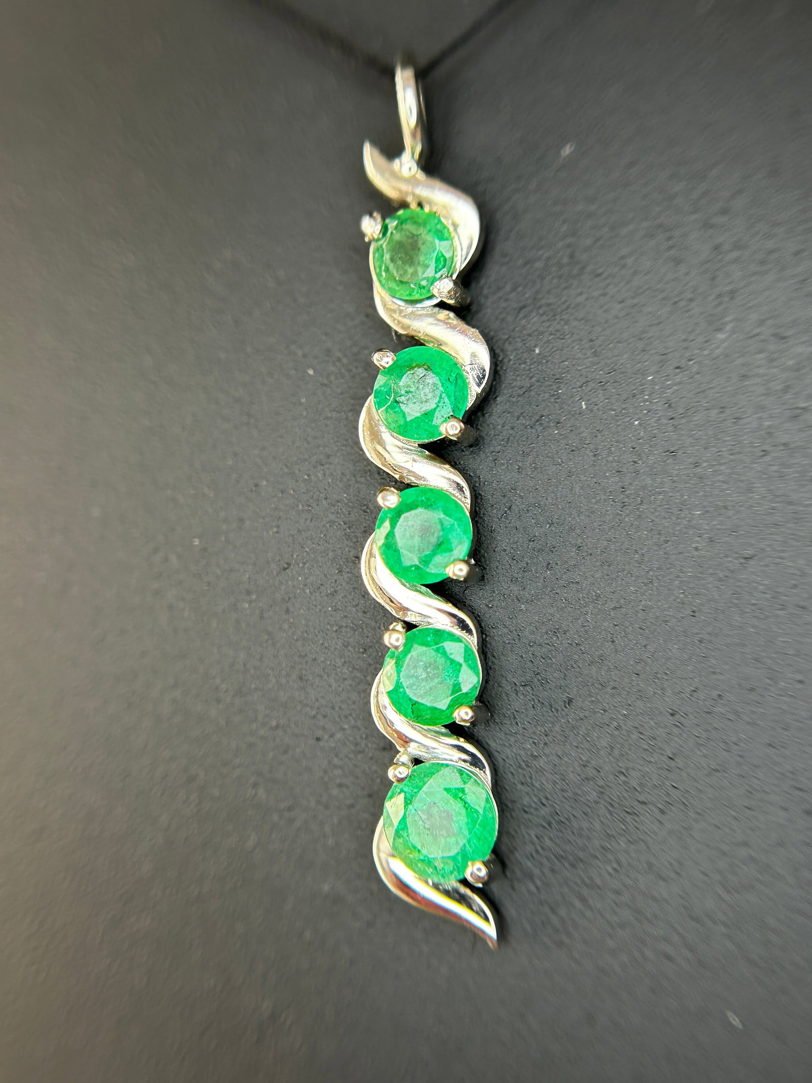 Beautiful 1.17ct Natural Emerald Pendant With Platinum 950 - 7