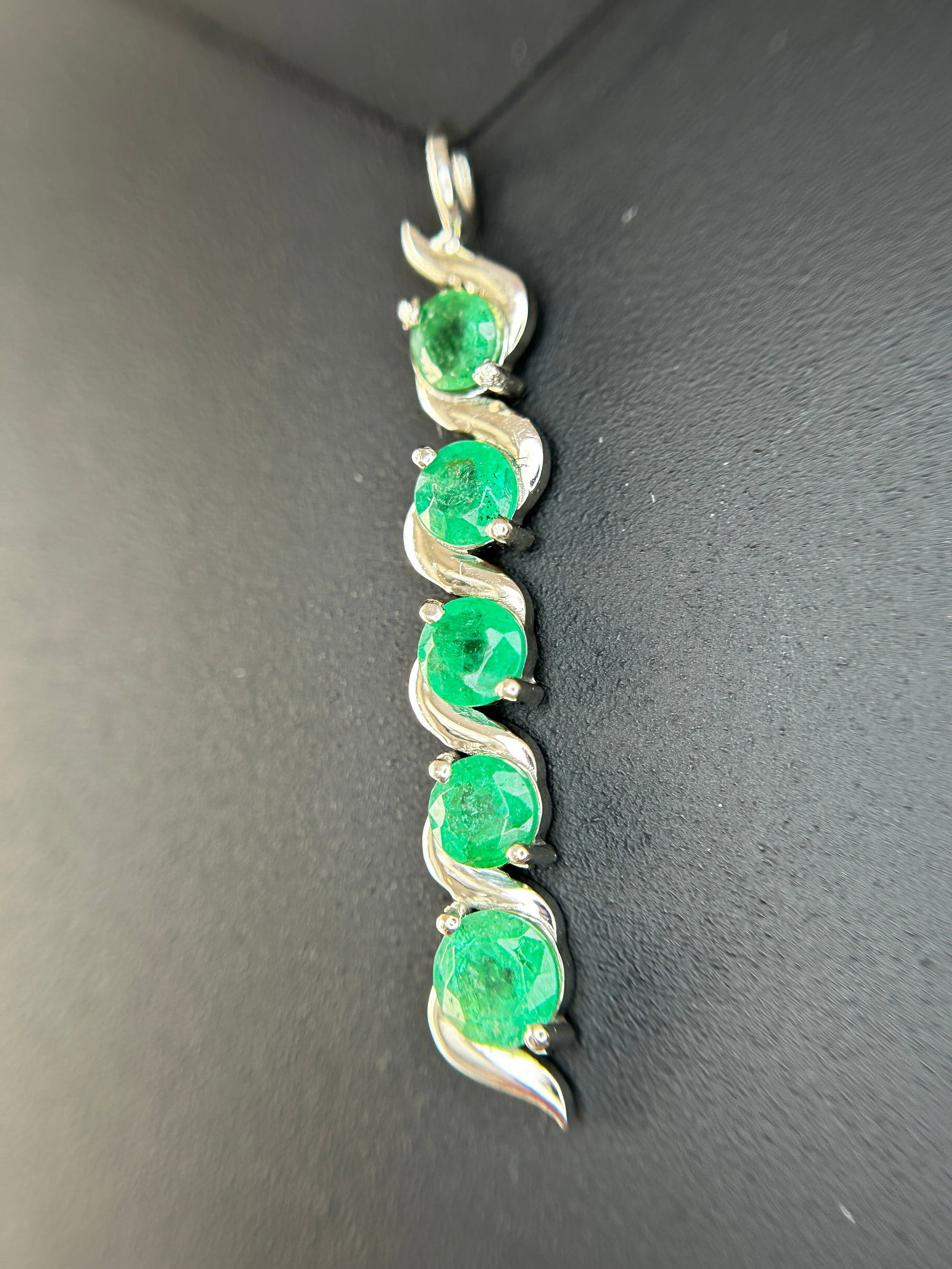 Beautiful 1.17ct Natural Emerald Pendant With Platinum 950 - 8