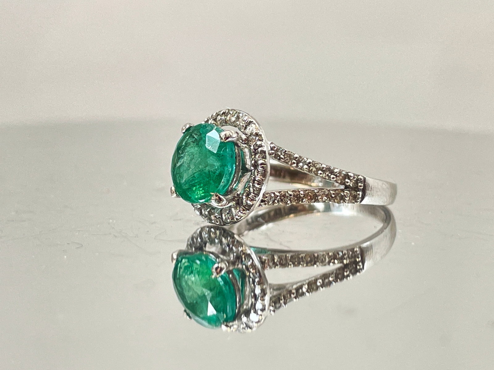 Beautiful 1.96Ct Natural Emerald With Natural Diamonds & 18k Gold - 2