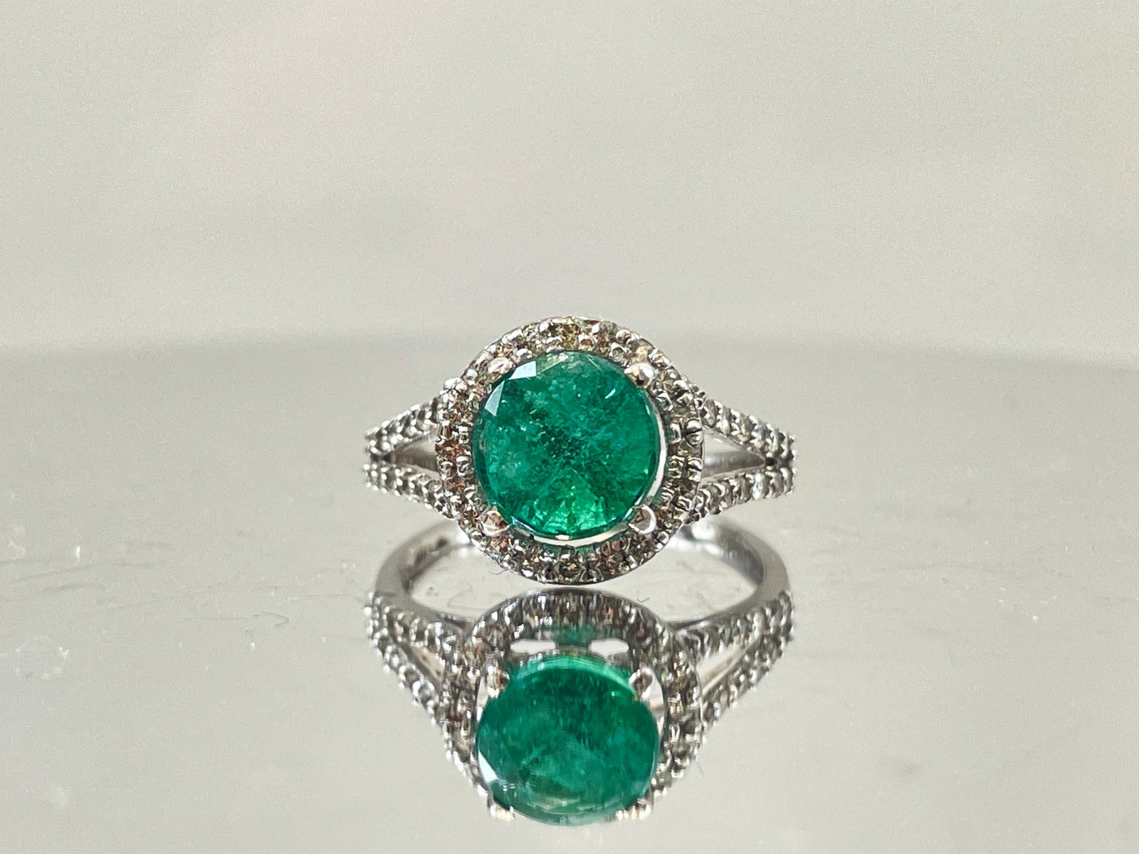 Beautiful 1.96Ct Natural Emerald With Natural Diamonds & 18k Gold - 3