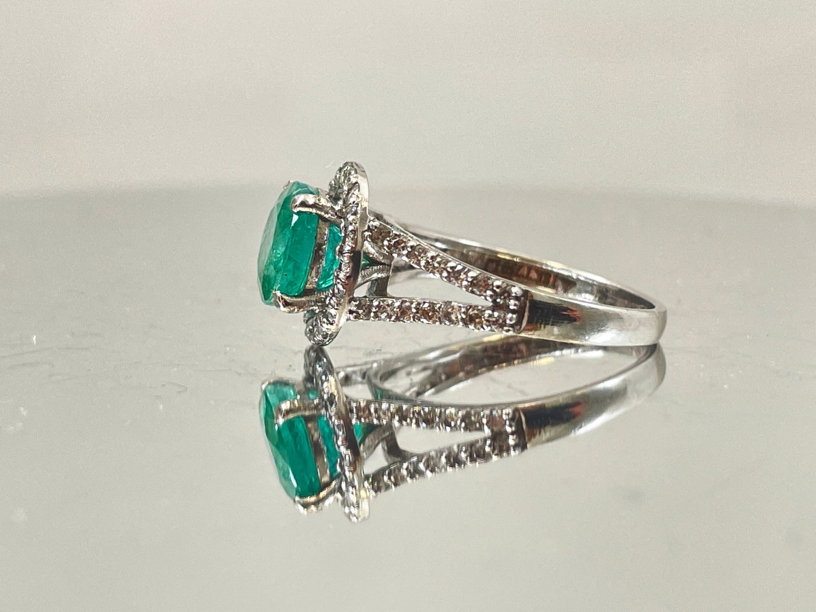 Beautiful 1.96Ct Natural Emerald With Natural Diamonds & 18k Gold - 4