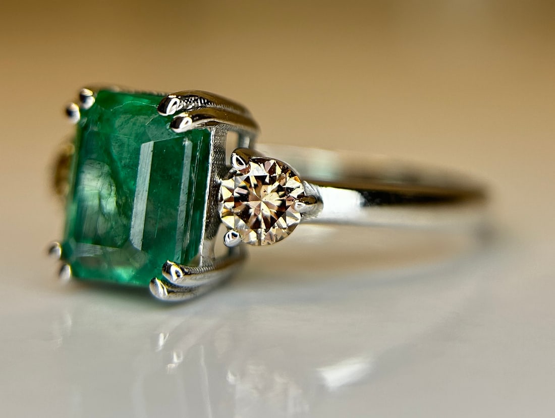 Beautiful Natural Emerald 2.41 CT With Natural Diamonds & 18k Gold - 4
