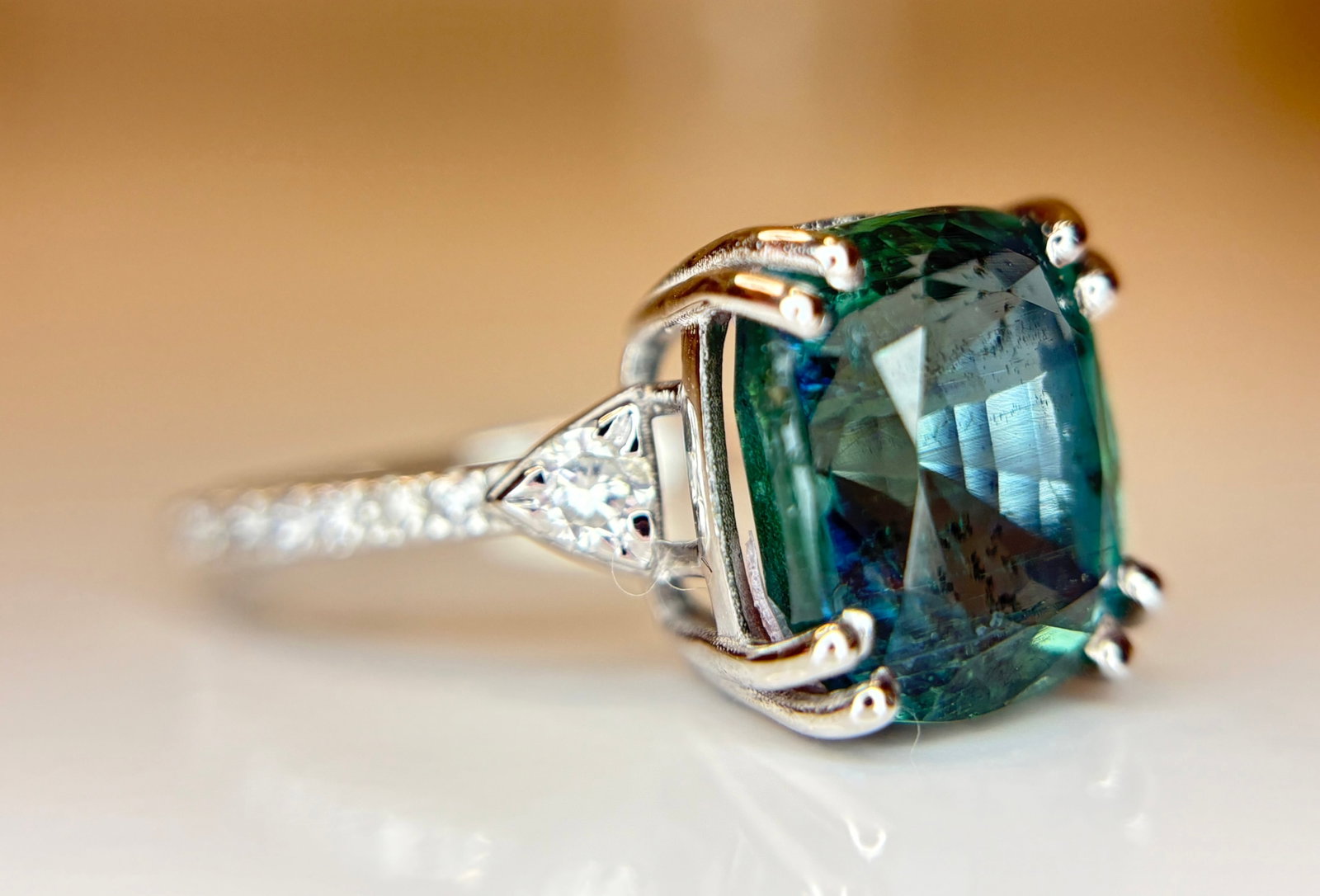 Beautiful Natural Emerald 4.75 CT With Natural Diamonds & 18k Gold - 2