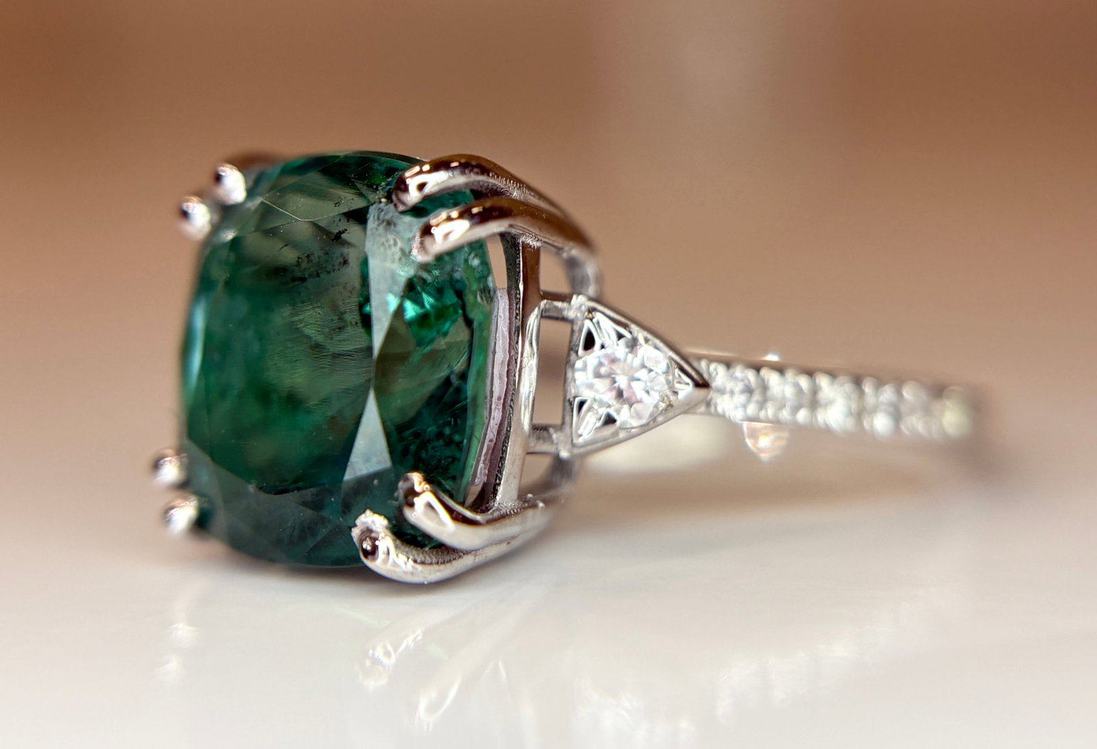 Beautiful Natural Emerald 4.75 CT With Natural Diamonds & 18k Gold - 4