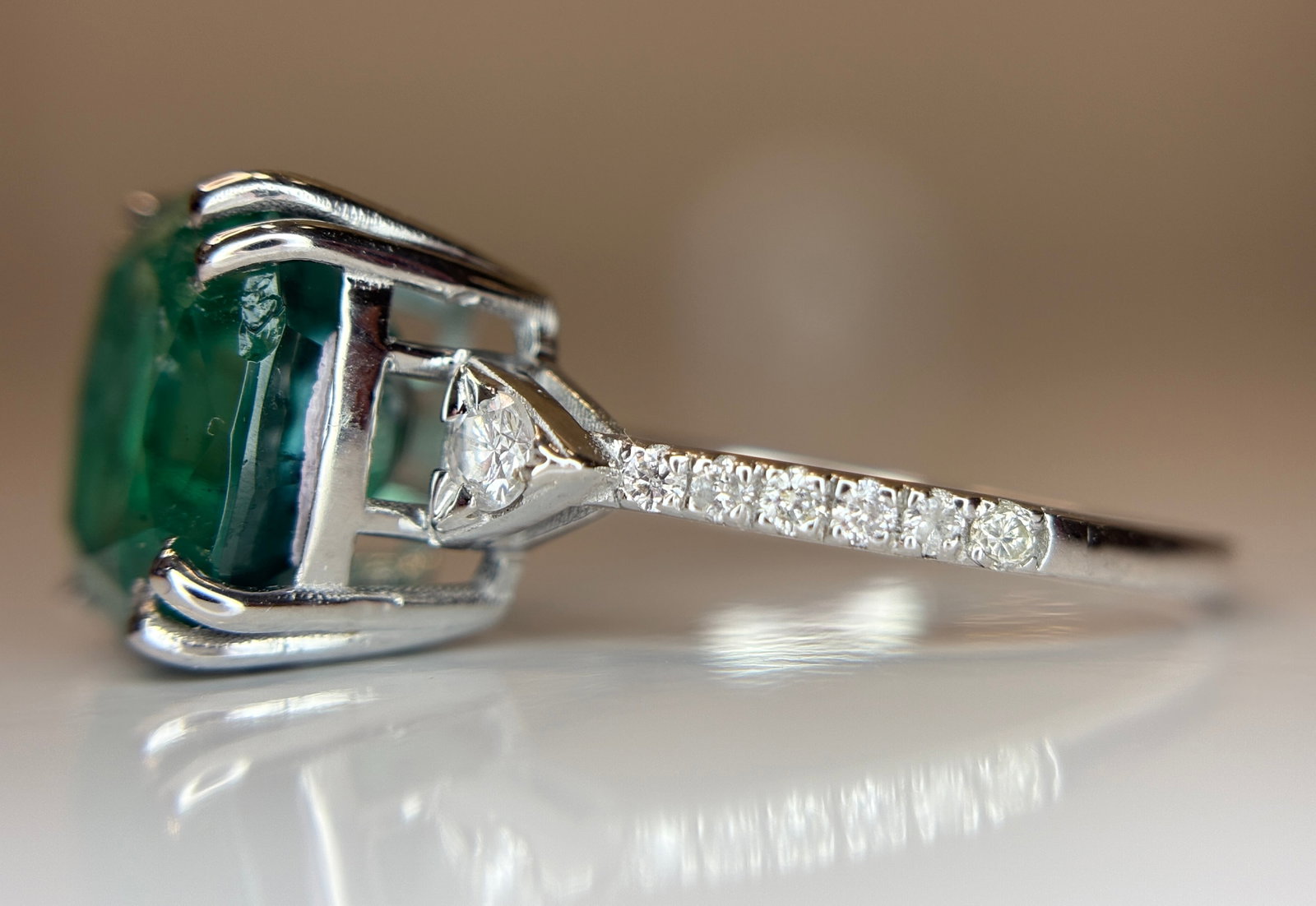 Beautiful Natural Emerald 4.75 CT With Natural Diamonds & 18k Gold - 6