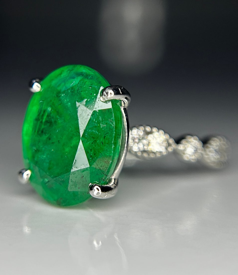 Beautiful 7.43ct Natural Emerald With Natural Diamonds & 18k Gold - 2