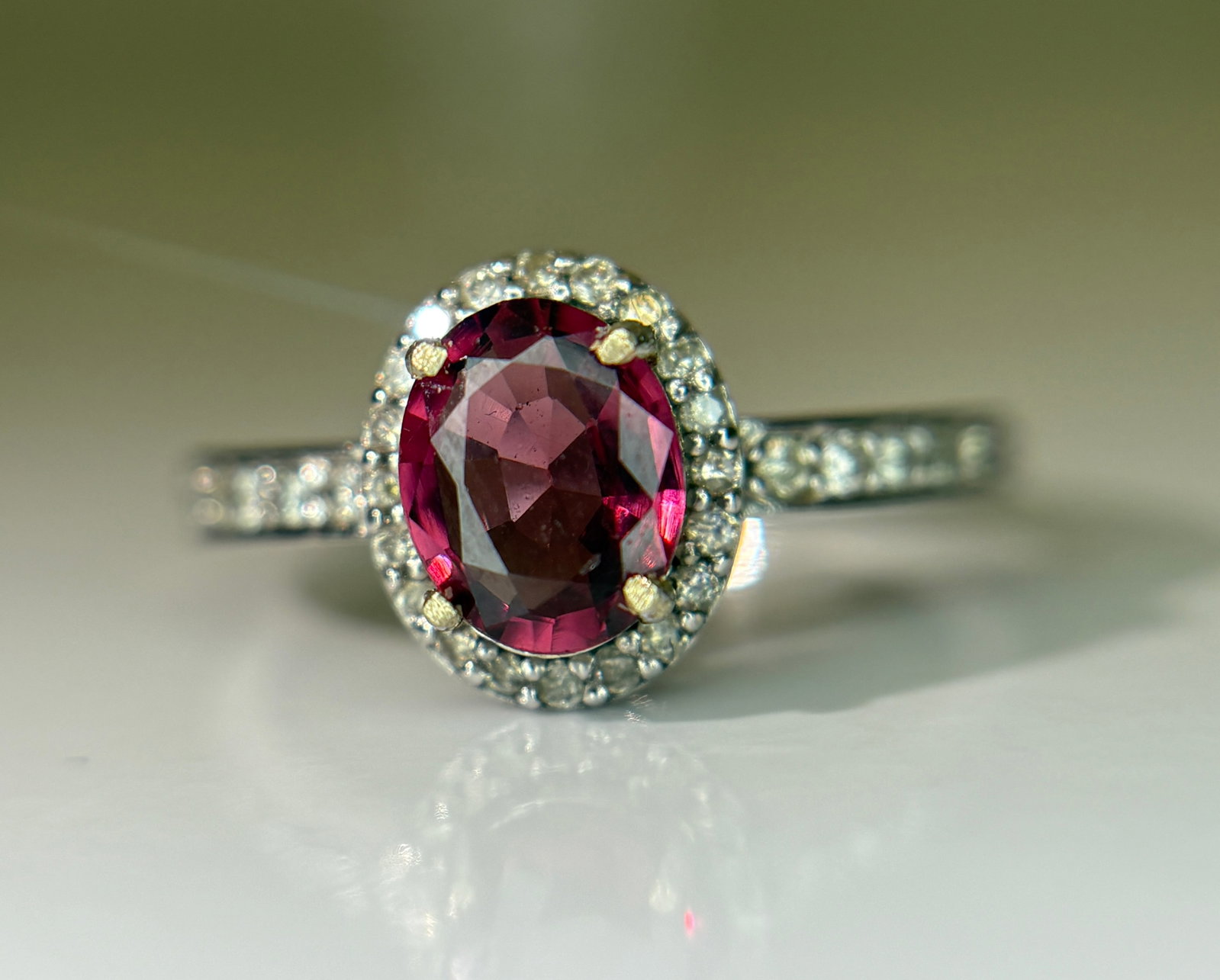 Beautiful Natural 1.00 Ct Spinel Ring With Diamonds and 18k Gold - 2