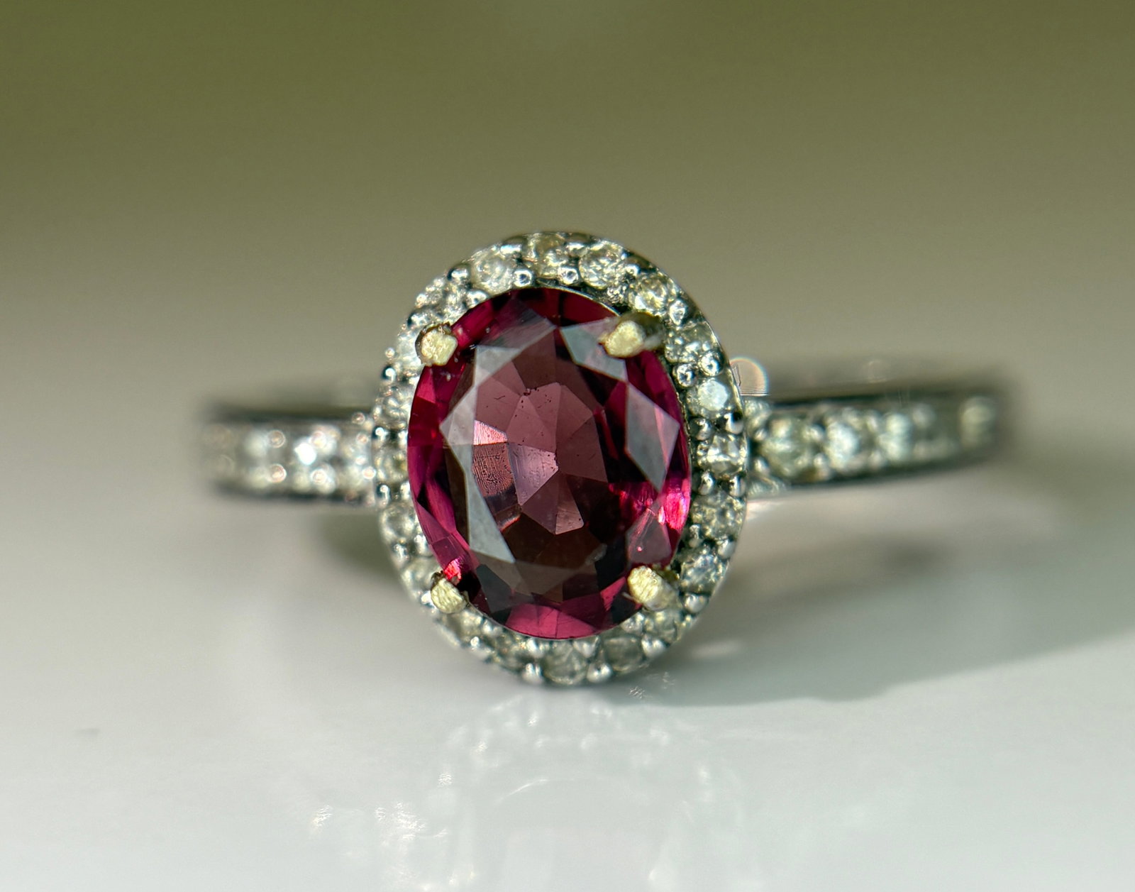 Beautiful Natural 1.00 Ct Spinel Ring With Diamonds and 18k Gold - 4
