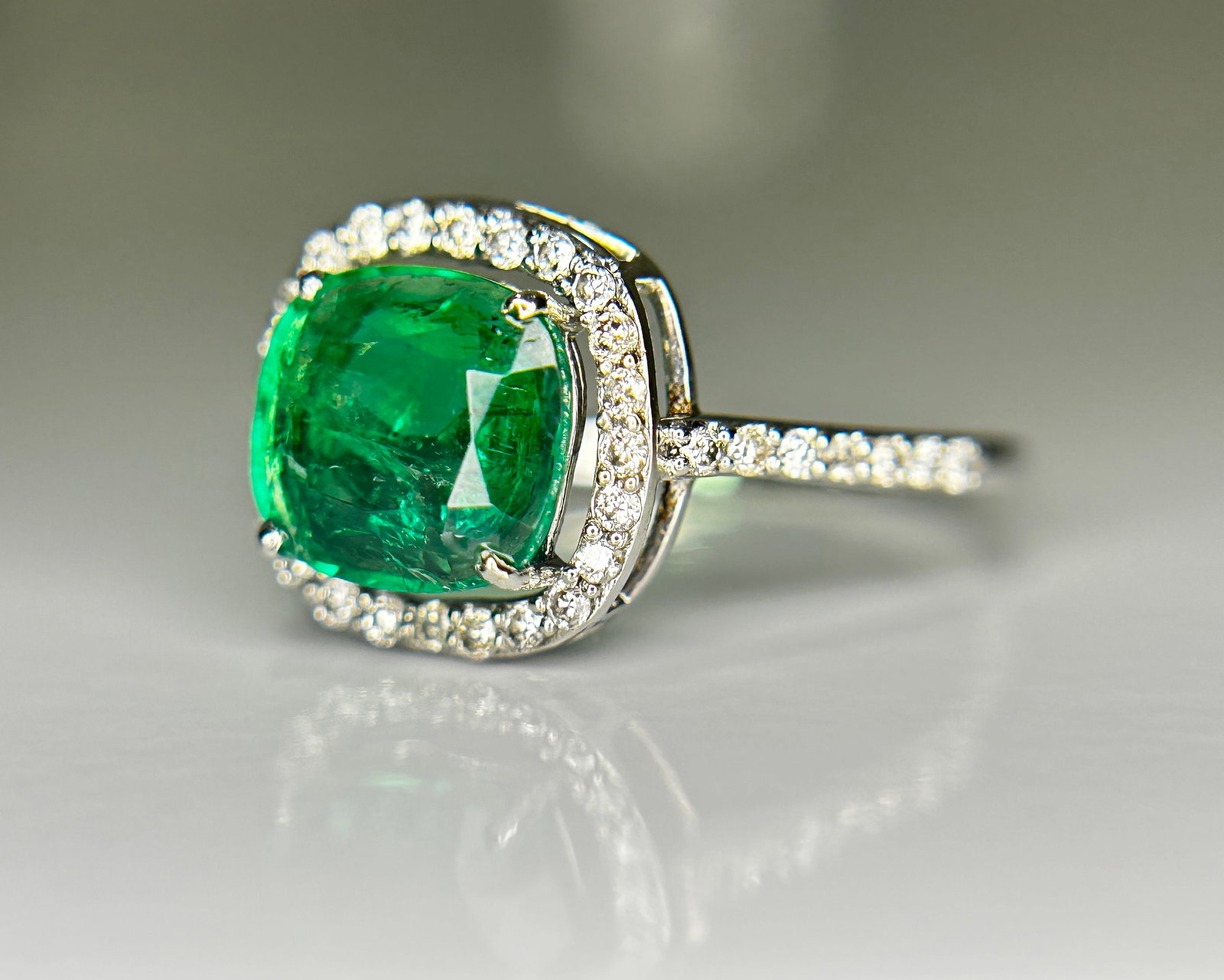 Beautiful 1.69 CT Natural Emerald Ring With Natural Diamonds & Platinum 950 - 2