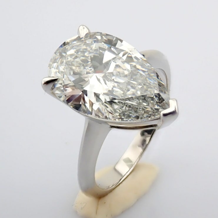 Pear Cut Lab-Grown Diamond Ring - 4.1 Total Carat (IGI Certified): Title: Pear Cut Lab-Grown Diamond Ring - 4.1 Total Carat (IGI Certified) Description: -------------------------------------------------- METALS AND WEIGHTS : -14K White Gold 3.94 gr