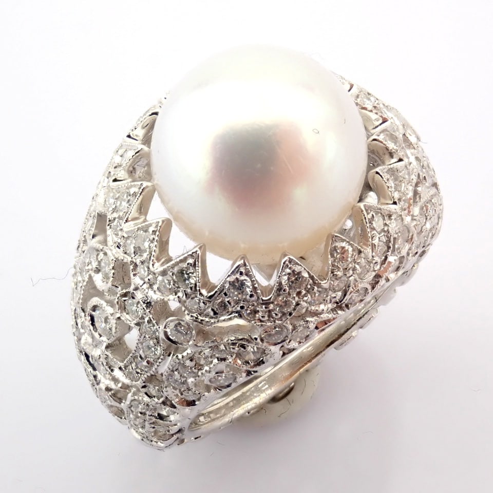 Natural Diamond 18K White Gold Ring: Title: Natural Diamond 18K White Gold Ring Description: 18K white gold ring detailed with pearl and brilliant diamonds -------------------------------------------------- • METALS AND WEIGHTS