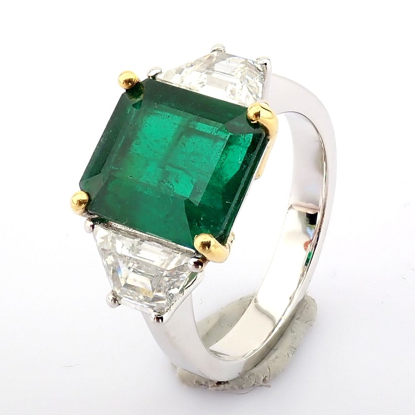 Natural Diamond 18K White Gold Ring: Title: Natural Diamond 18K White Gold Ring Description: A luxurious 18k white gold ring detailed with vibrant 3.29 ct emerald and 1.16 ct brilliant diamonds --------------------------------