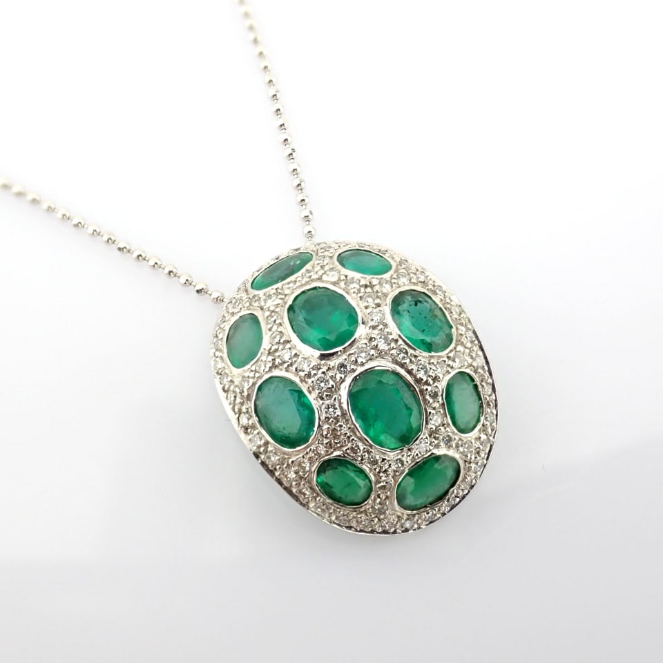 Natural Diamond 18K White Gold Necklace: Title: Natural Diamond 18K White Gold Necklace Description: An exquisite necklace detailed with vibrant emerald, brilliant diamonds and gold -------------------------------------------------- •
