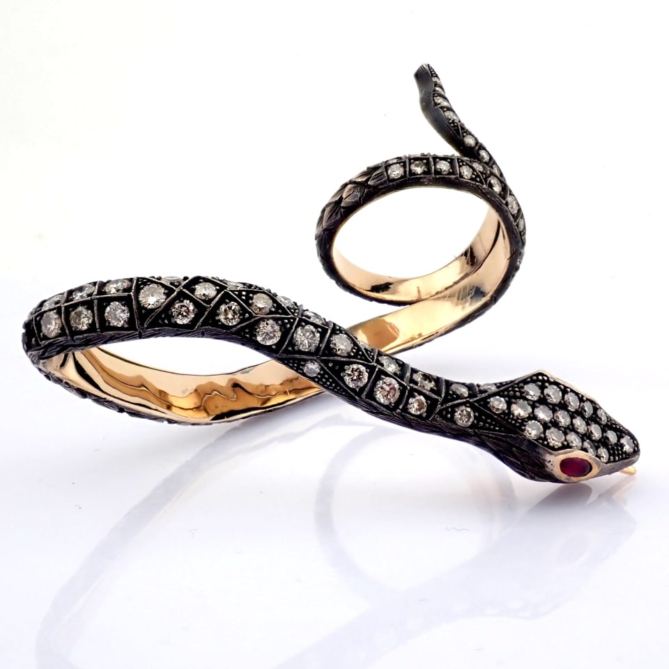 Natural Diamond 18K Yellow Gold Ring: Title: Natural Diamond 18K Yellow Gold Ring Description: A snake ring detailed with brilliant diamonds and gold on silver. -------------------------------------------------- • METALS AND