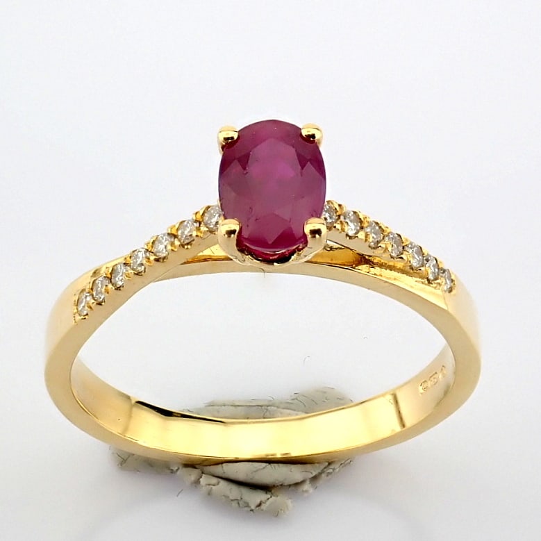 Natural Diamond 18K Yellow Gold Ring: Title: Natural Diamond 18K Yellow Gold Ring Description: 18K yellow gold ring detailed with ruby and brilliant diamonds -------------------------------------------------- • METALS