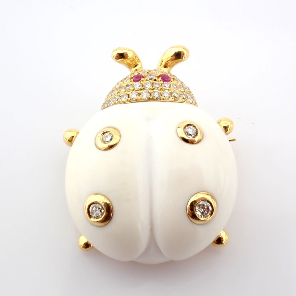 Natural Diamond 18K Yellow Gold Brooch: Title: Natural Diamond 18K Yellow Gold Brooch Description: An exquisite agate ladybird pendant or brooch detailed with brilliant diamonds and gold --------------------------------------------------