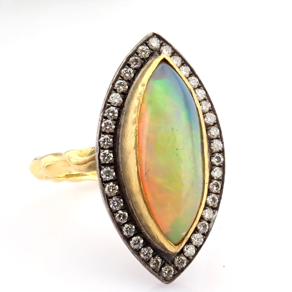 Natural Diamond 18K Yellow Gold Ring: Title: Natural Diamond 18K Yellow Gold Ring Description: 18K ring detailed with opal and brilliant diamonds on a silver frame -------------------------------------------------- •