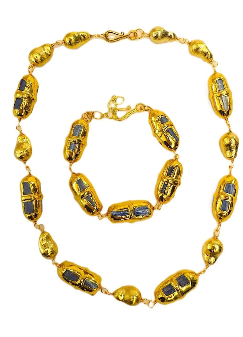 Large gilded natural Kyanite crystals jewellery set: Title: Large gilded natural Kyanite crystals jewellery set Description: A highly glamorous necklace and bracelet set with heavily gilded, large Kyanite natural crystals (uncut and untreated).