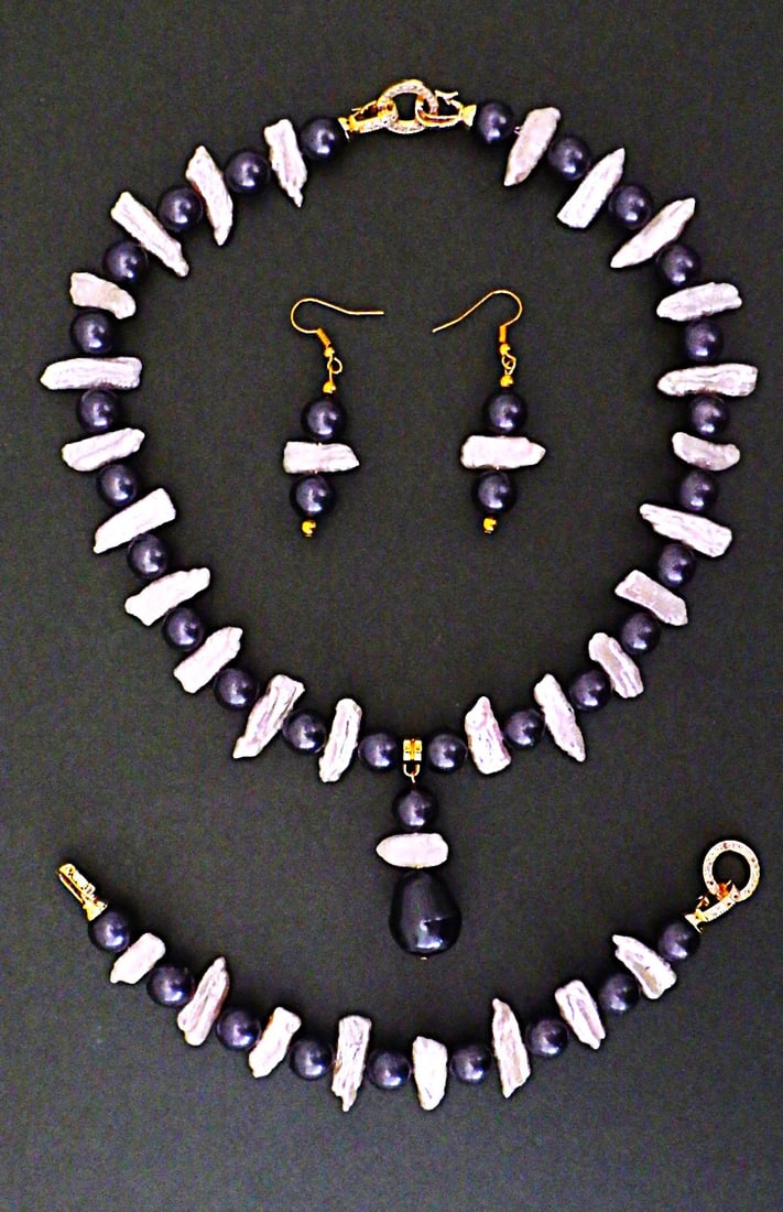 Necklace, bracelet & earrings set with natural white Biwa and black round pearls: Title: Necklace, bracelet & earrings set with natural white Biwa and black round pearls Description: A highly unusual necklace, bracelet and earrings set with natural elongate white pearls (often