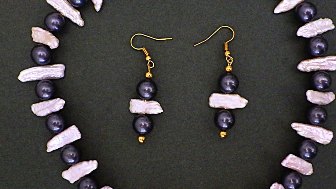 Necklace, bracelet & earrings set with natural white Biwa and black round pearls - 2