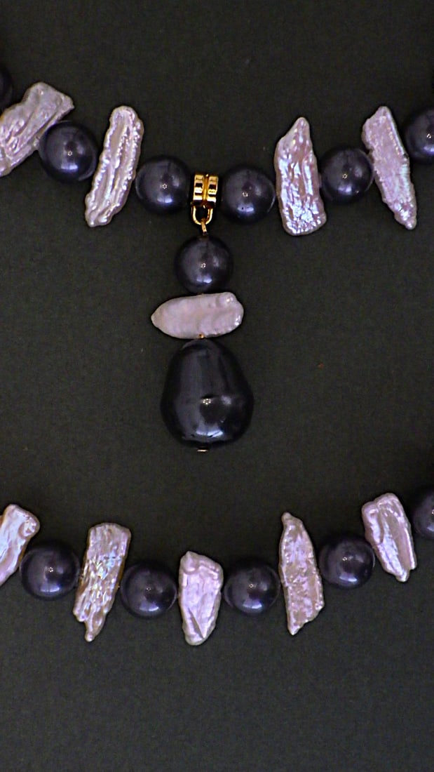 Necklace, bracelet & earrings set with natural white Biwa and black round pearls - 3